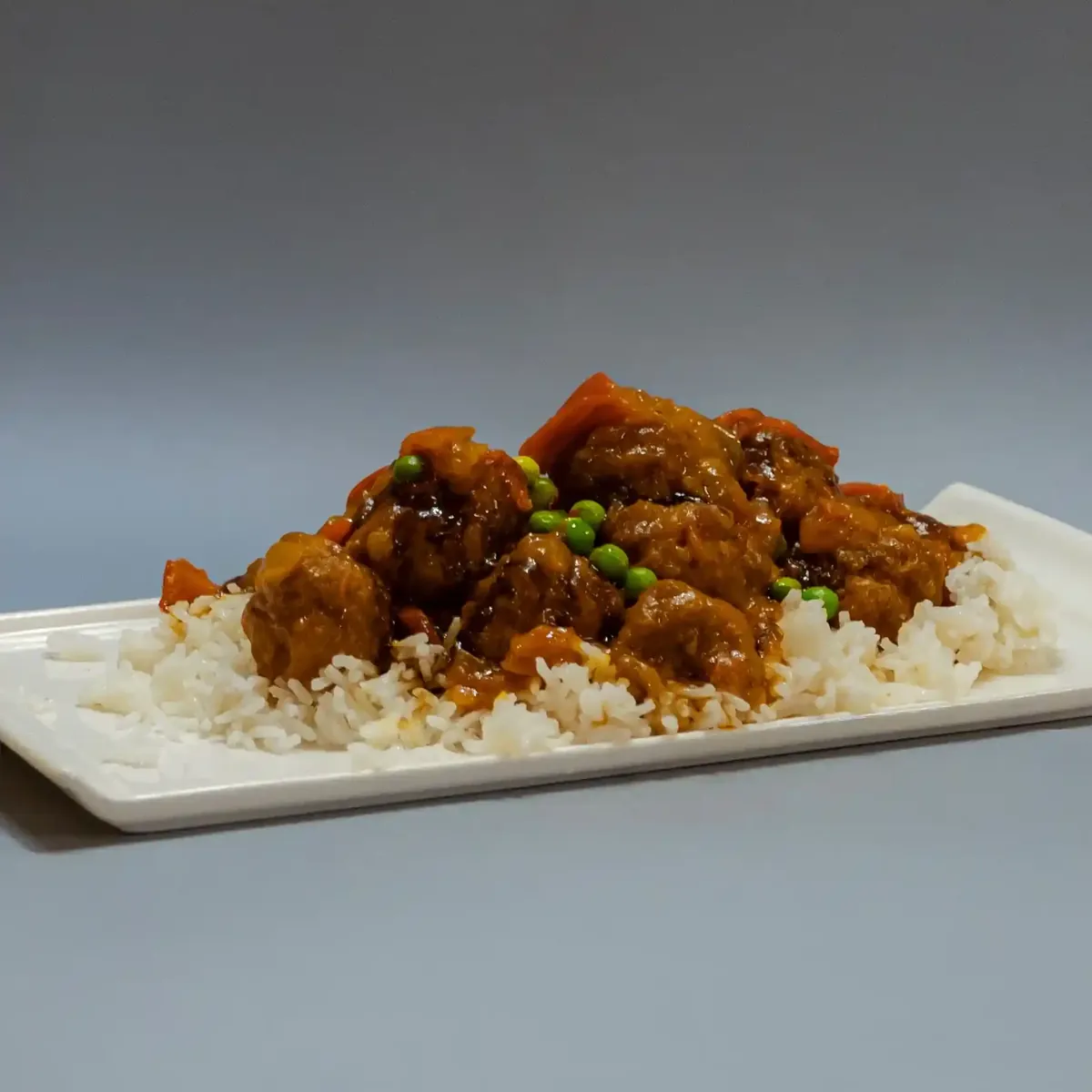 Albóndigas caseras en salsa con guisantes y arroz blanco, ración para compartir en Habemus Bouzas, restaurante en Bouzas (Vigo)