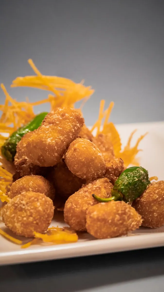 Croquetas caseras con pimientos de Padrón, tapeo gallego para comer en Bouzas, Vigo