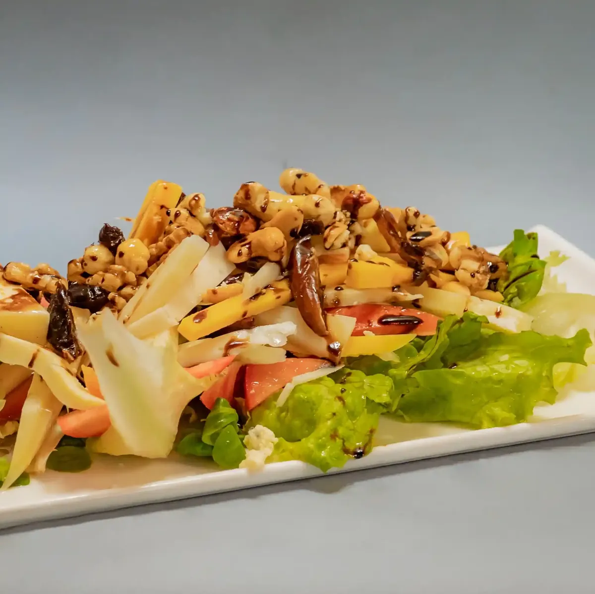 Ensalada de queso, nueces y frutos secos con reducción de balsámico, opción fresca en Habemus Bouzas, tapería en Bouzas (Vigo)