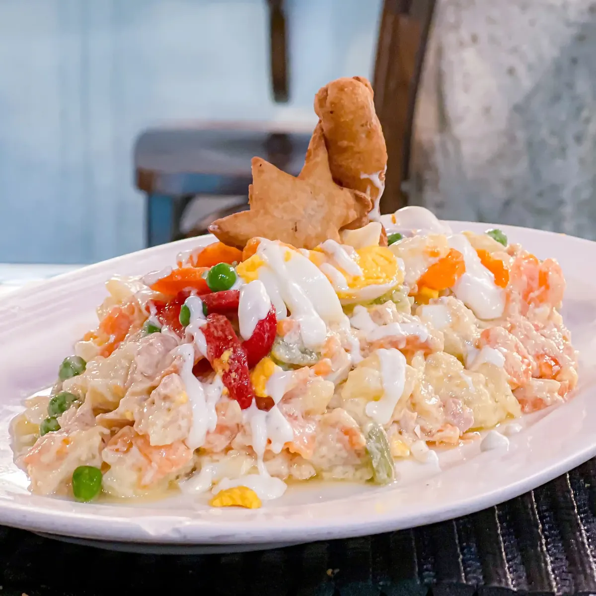 Ensaladilla rusa casera con huevo, zanahoria y guisantes, tapa para picar en Habemus Bouzas, Bouzas (Vigo)