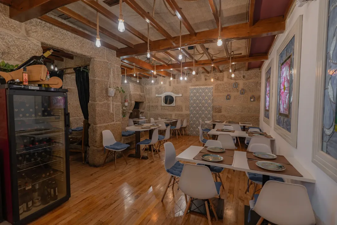 Comedor con cava de vinos en el restaurante Habemus Bouzas, Bouzas (Vigo)