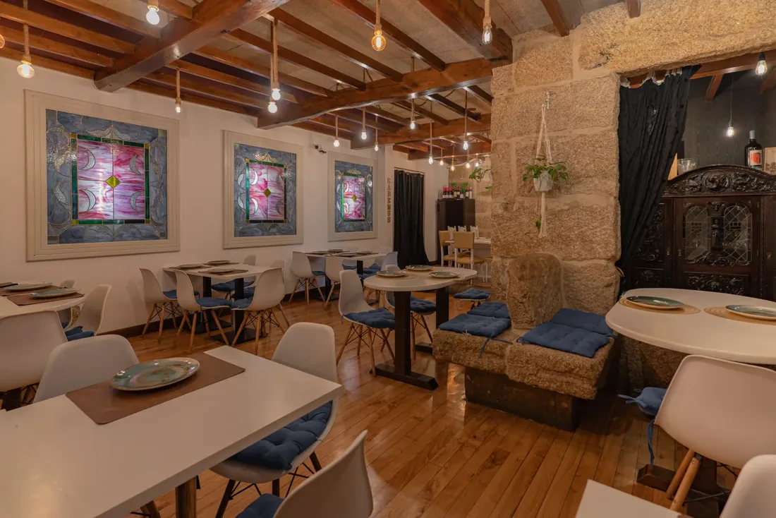 Sala comedor con vidrieras de colores en el restaurante gallego de Bouzas