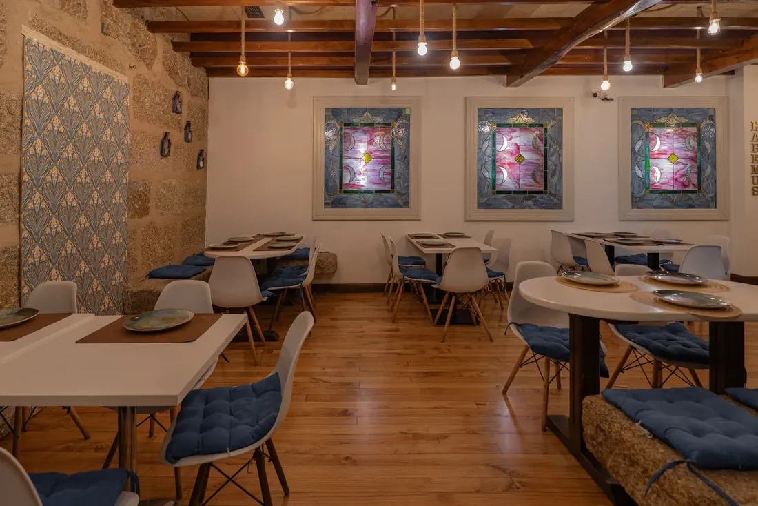 Salón comedor de cocina gallega tradicional en Bouzas, Vigo