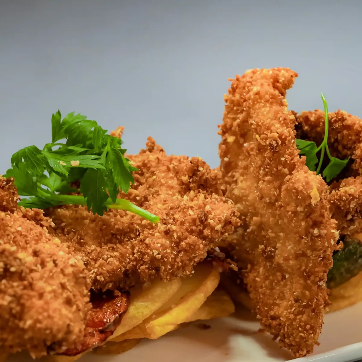 Milanesas de pollo crujientes con guarnición, plato abundante para comer en Bouzas, Vigo