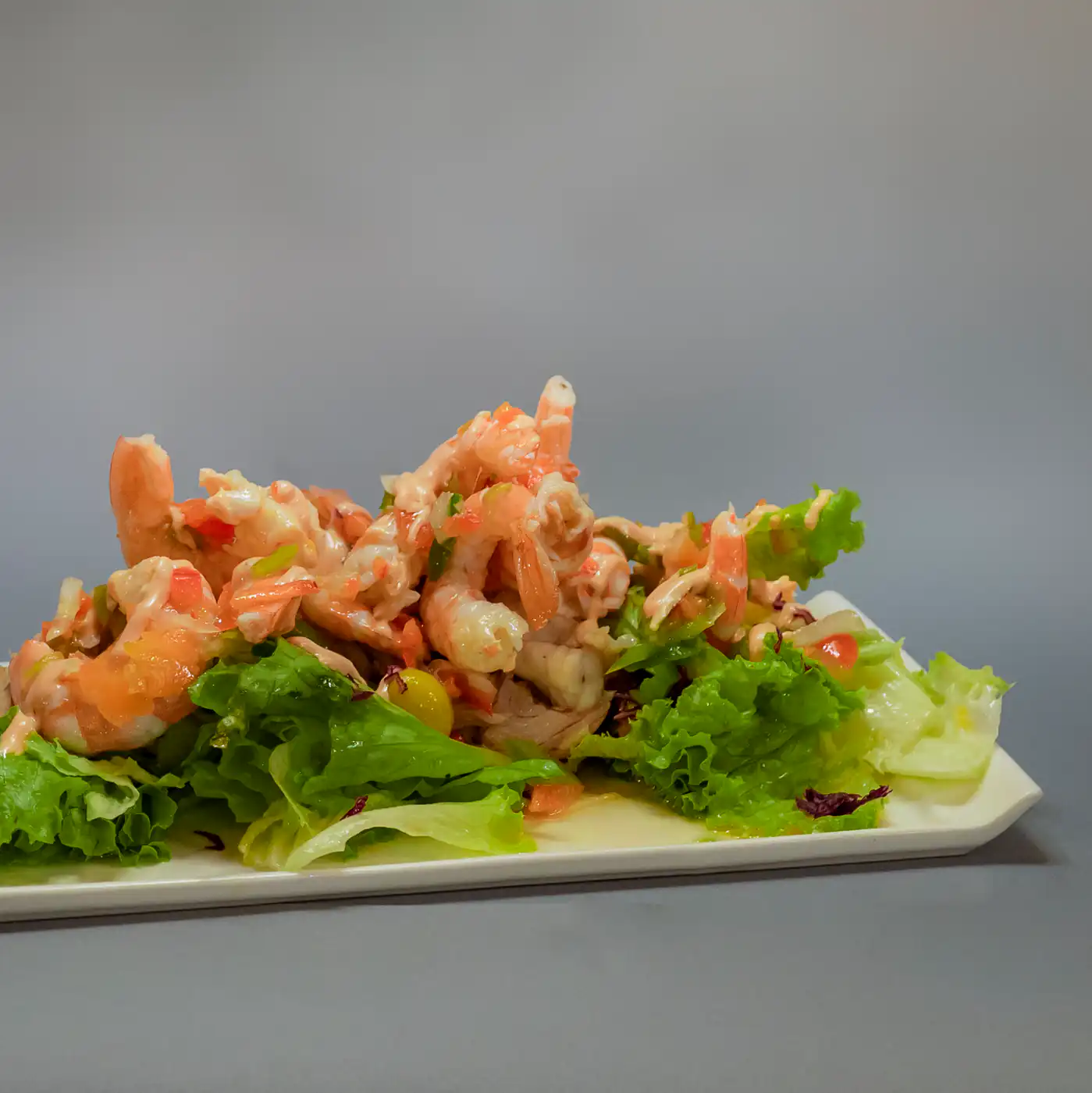 Salpicón de marisco con langostinos y ensalada, tapa marinera fresca en Habemus Bouzas, tapería en Bouzas (Vigo)