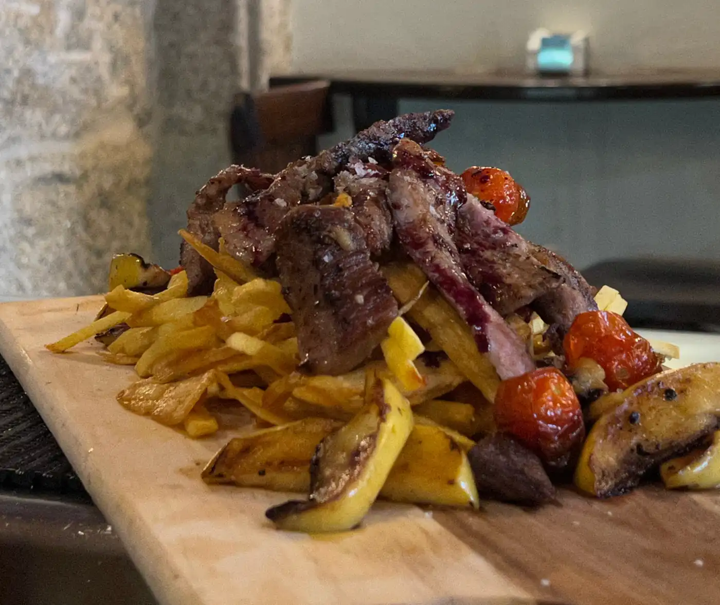 Secreto ibérico a la brasa con patatas y tomate, ración para compartir en Habemus Bouzas, restaurante en Bouzas (Vigo)