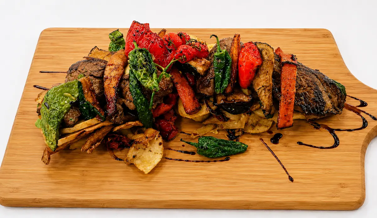 Ternera a la plancha fileteada con verduras asadas de temporada en Habemus, restaurante en Bouzas, Vigo