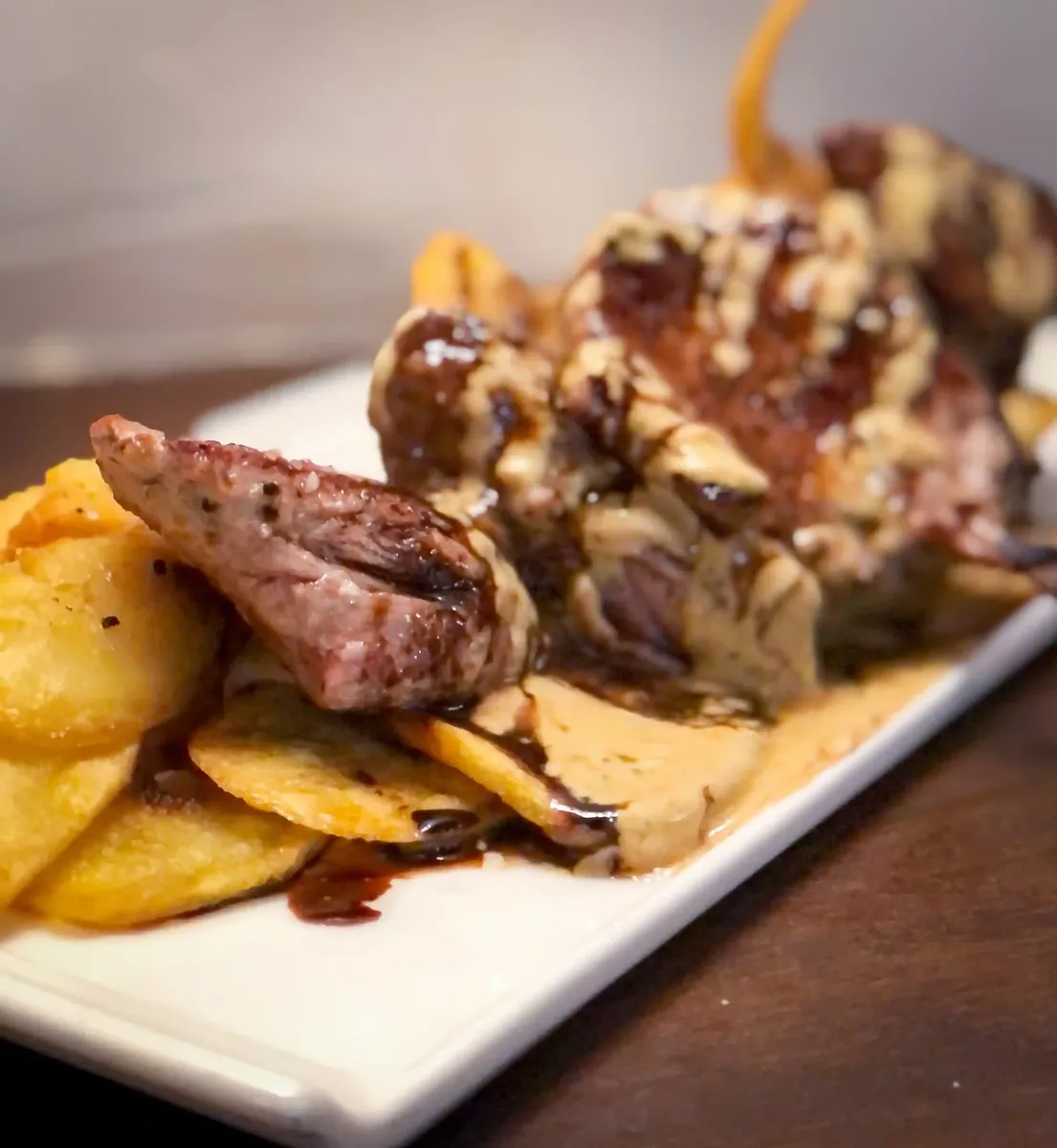 Ternera con salsa de mostaza y patatas, una de las especialidades de Habemus Bouzas, restaurante gallego en Bouzas (Vigo)